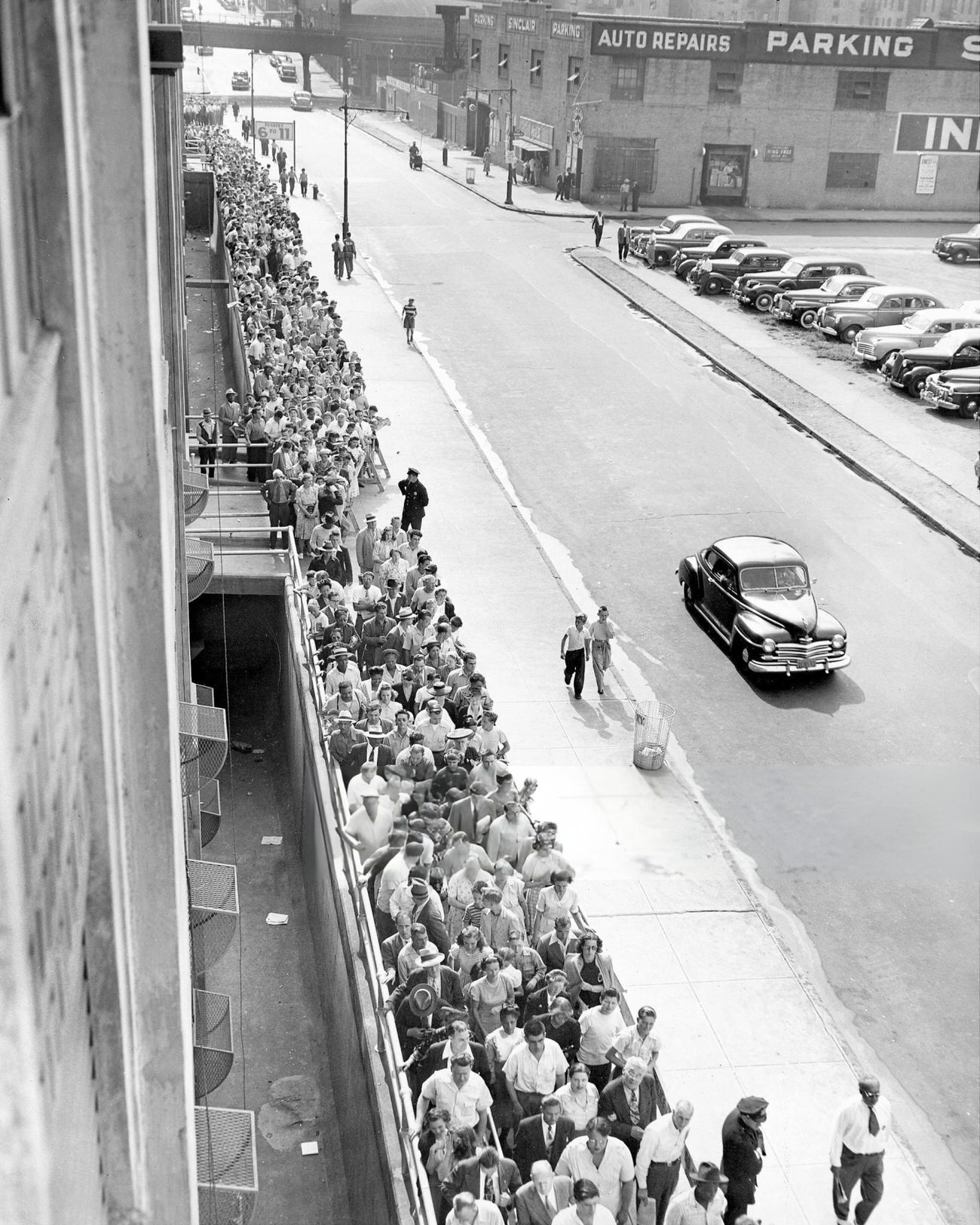 Fans Line Up To See Babe Ruth Lying In State At Yankee Stadium, Hank Greenberg Pays Tribute, 1940S