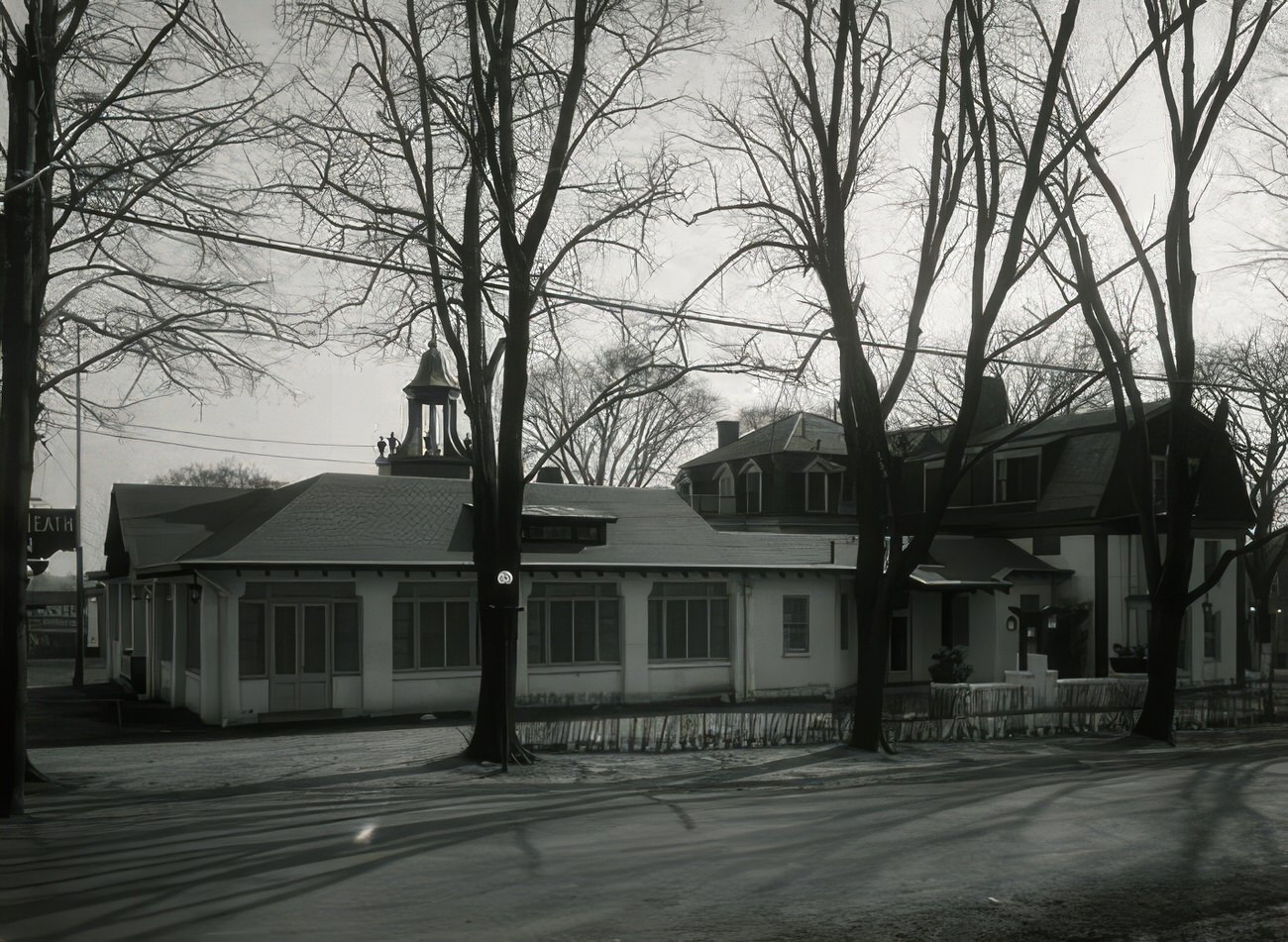 Exterior Of Pelham Heath Inn At 1500 Pelham Parkway, Circa 1917.