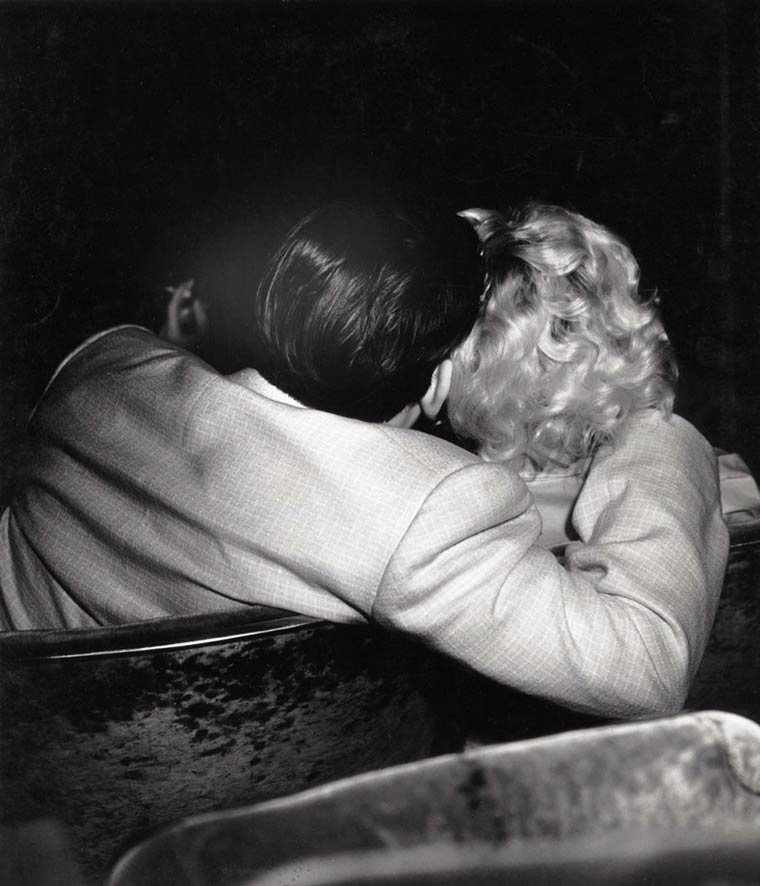 Lights Out, Camera On: Spectacular Vintage Photos Of New Yorkers At The Movie Theaters, 1943