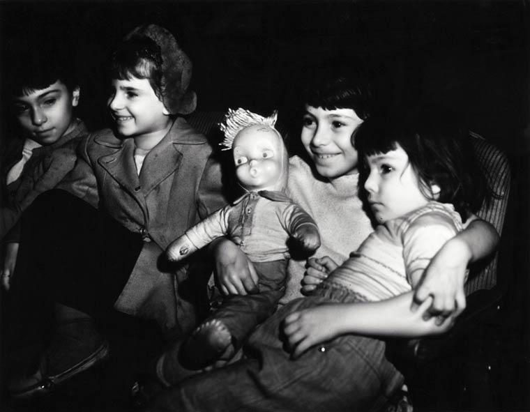 Lights Out, Camera On: Spectacular Vintage Photos of New Yorkers at the Movie Theaters, 1943