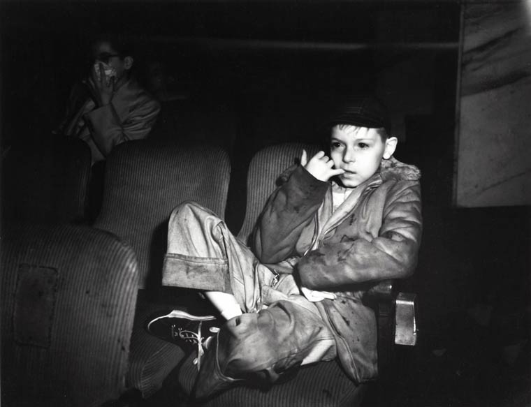 Lights Out, Camera On: Spectacular Vintage Photos Of New Yorkers At The Movie Theaters, 1943