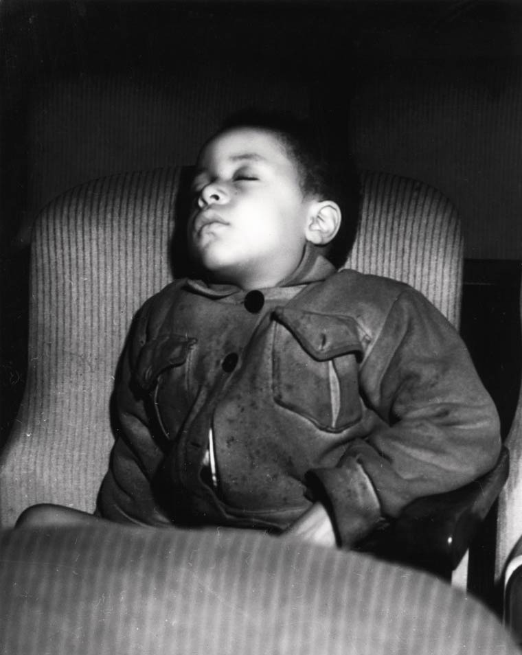 Lights Out, Camera On: Spectacular Vintage Photos of New Yorkers at the Movie Theaters, 1943