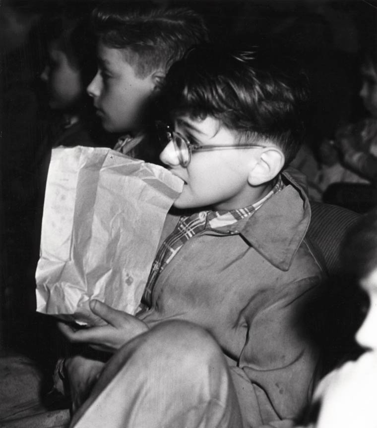 Lights Out, Camera On: Spectacular Vintage Photos Of New Yorkers At The Movie Theaters, 1943