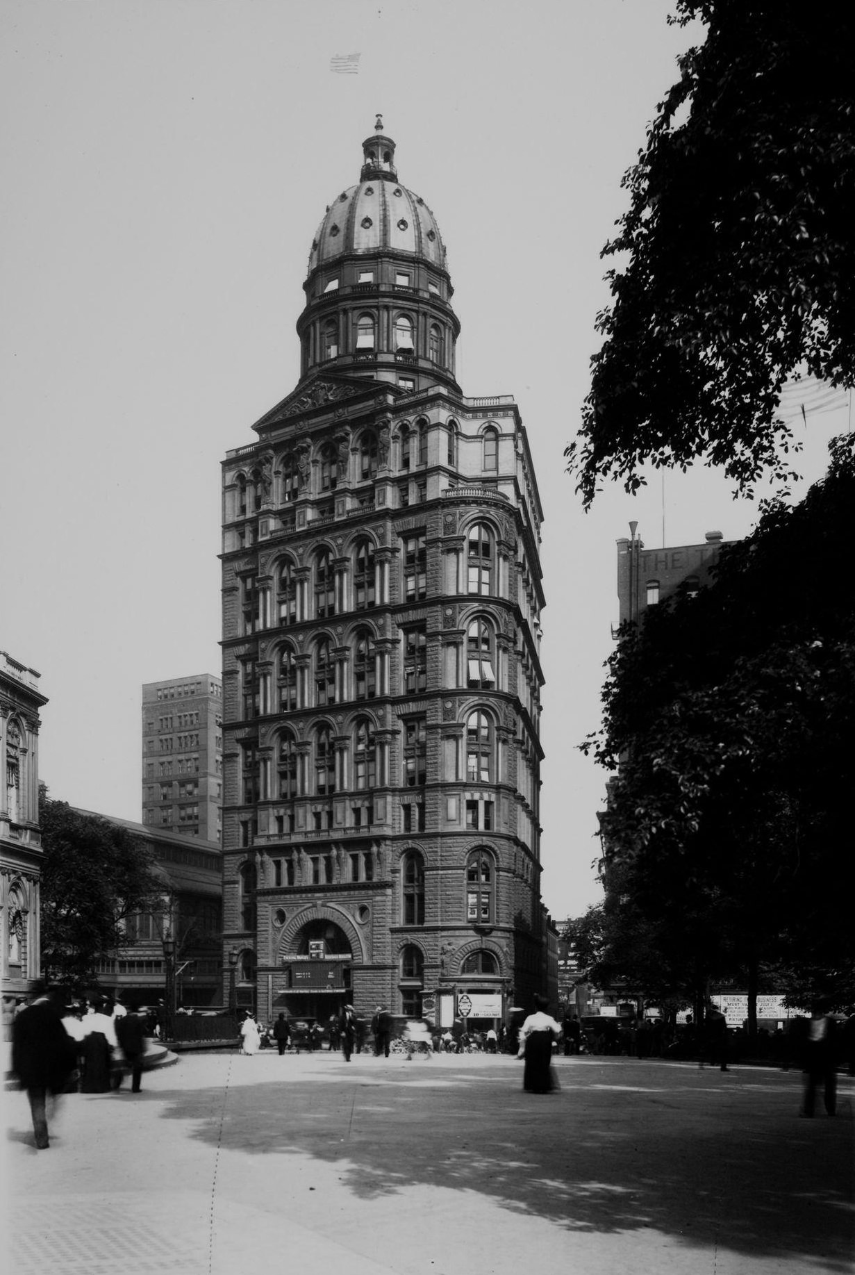 View Of City Hall Park Focusing On The Pulitzer Building, Lower Manhattan, Brooklyn, 1900S