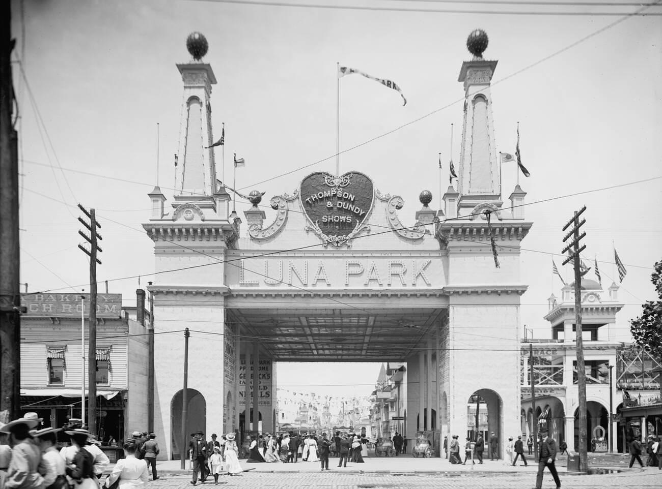 Luna Park Entrance In Coney Island, Brooklyn, 1905