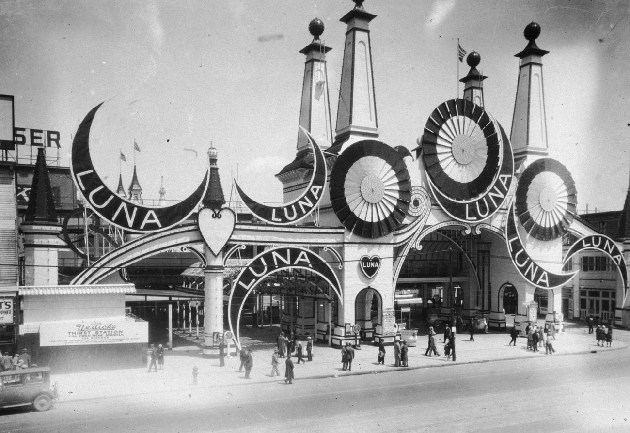 Entrance To Luna Park On Coney Island, Brooklyn, 1890S