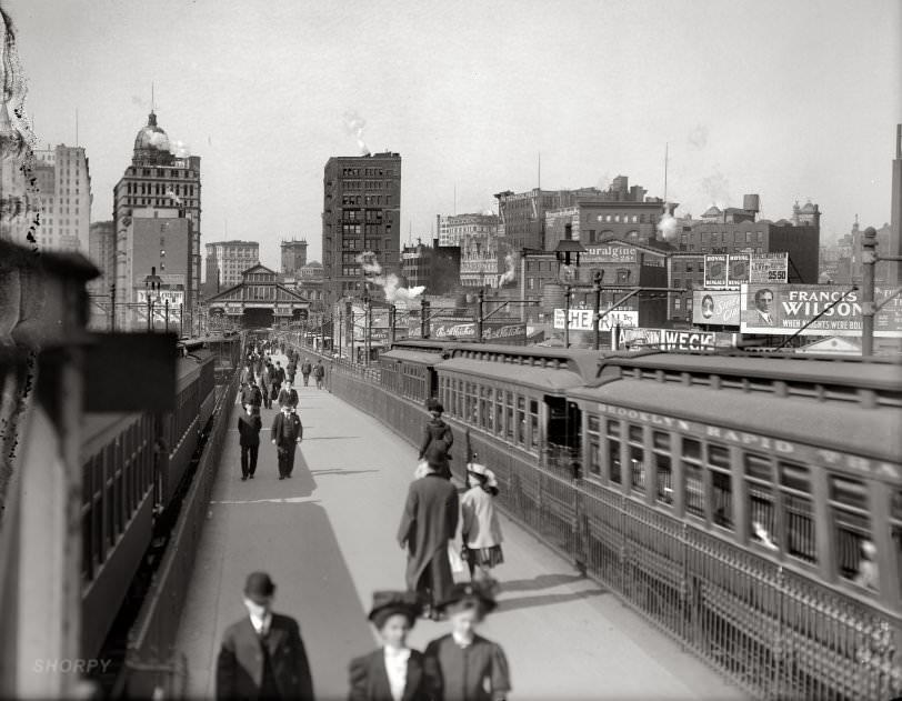 The Brooklyn Bridge Promenade And Manhattan Terminal In 1907 Amid A Forest Of Billboards Facing The Trains, 1907.