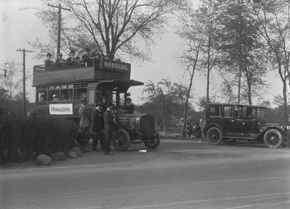 Special Bus Bringing Potential Buyers To View The Pearsall Estate, Bronx, 1914.