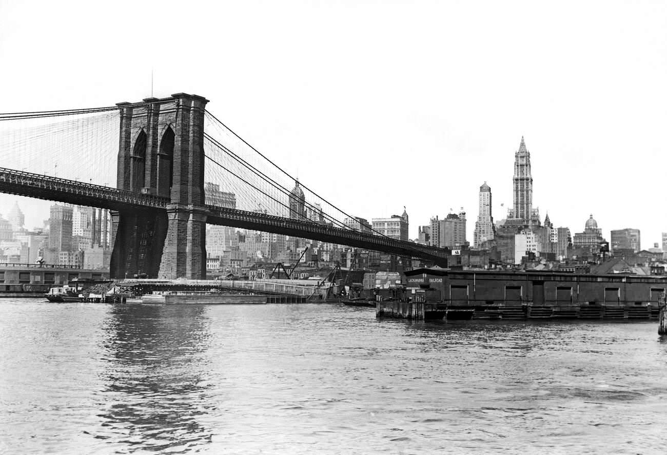 Brooklyn Bridge, 1920S