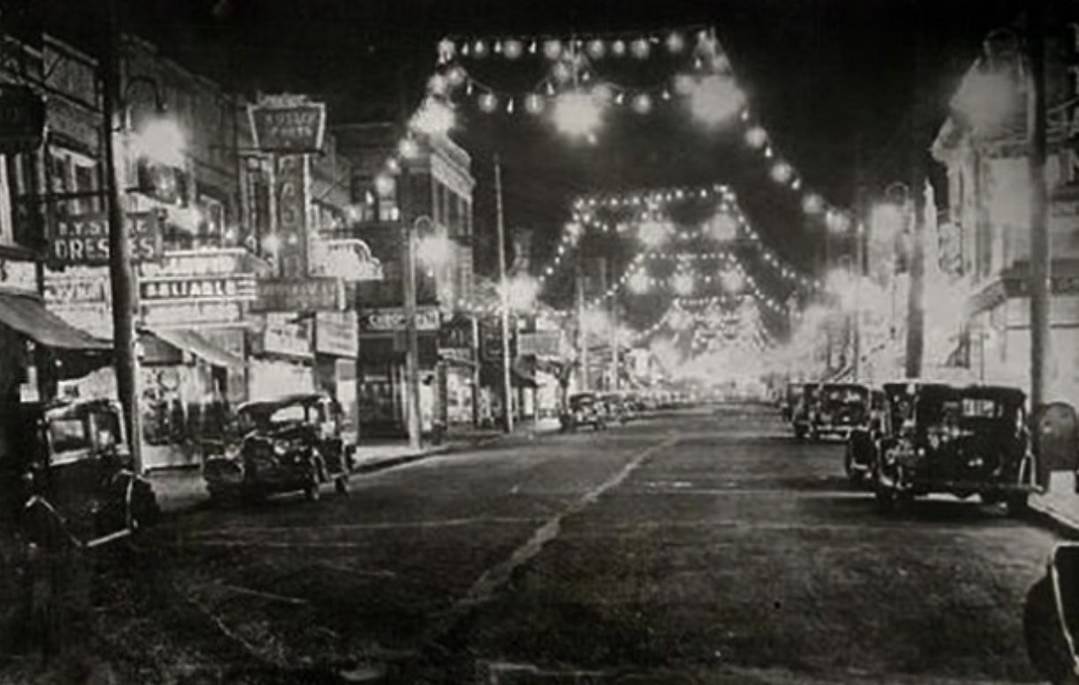 Richmond Avenue (Now Port Richmond Avenue) A Few Days Before Christmas, 1930S.