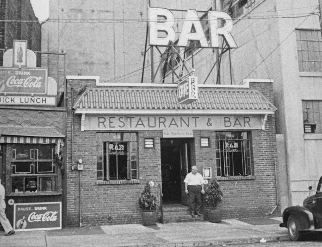 Bar Located At 3 Victory Boulevard, Circa 1940.