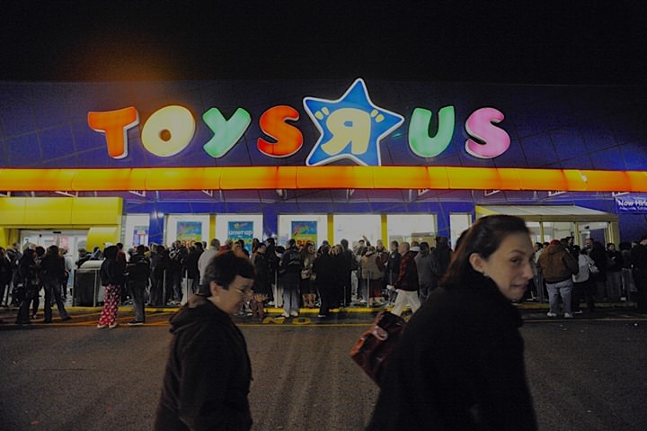 Shoppers Lined Up Outside Toys-R-Us In New Springville For Black Friday Deals, 2009.