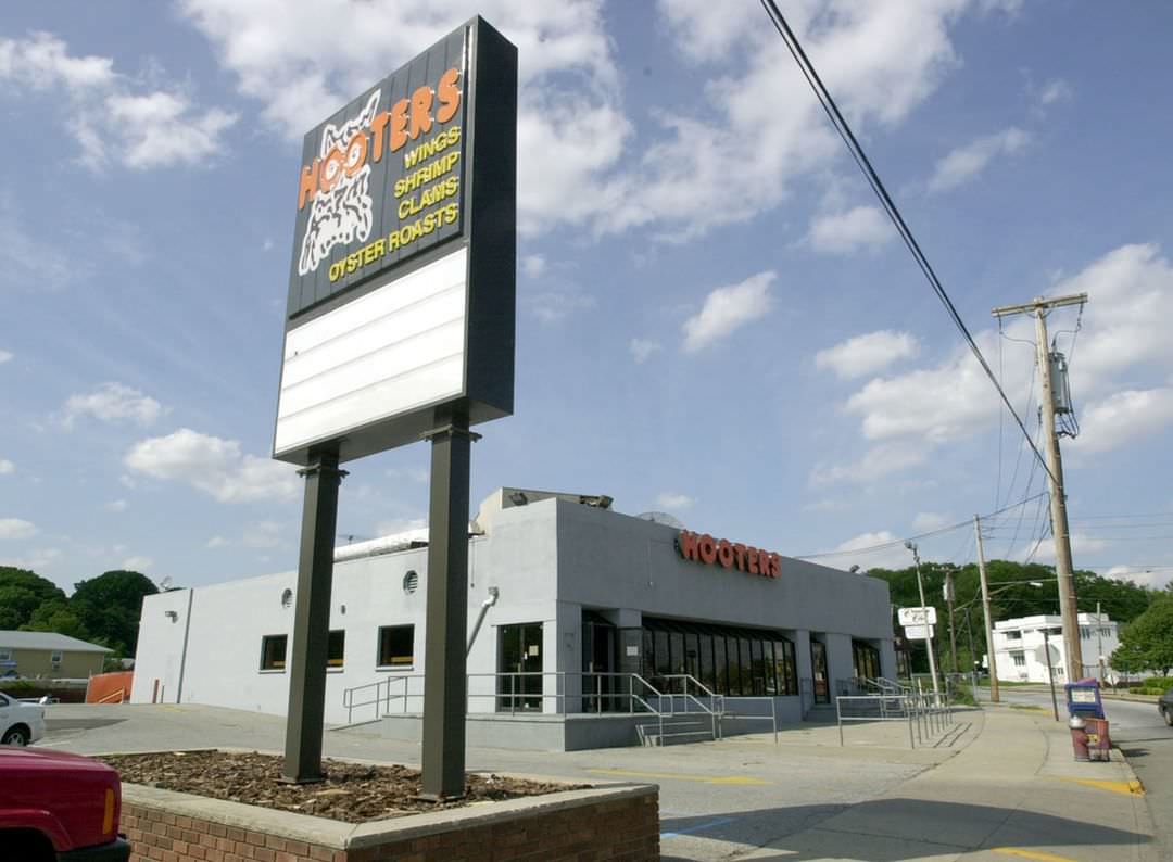 Hooters On Hylan Blvd. In Grasmere, Closed In 2001