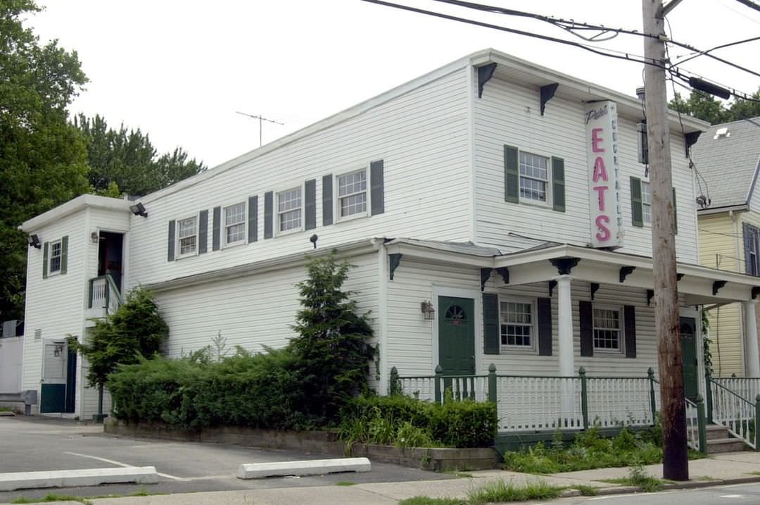 Peter'S Eats On Victory Boulevard In Travis, Staten Island, Closed In 2003, Circa 2003