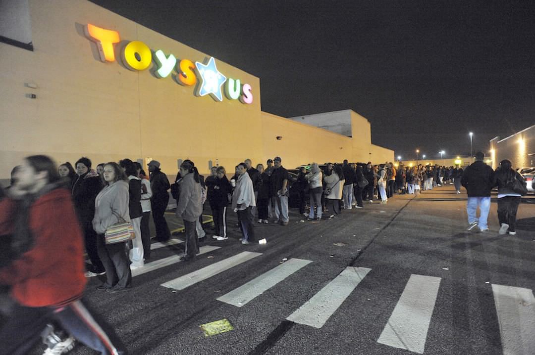 Holiday Shoppers Line Up Outside Toys-R-Us Store In New Springville, 2009.