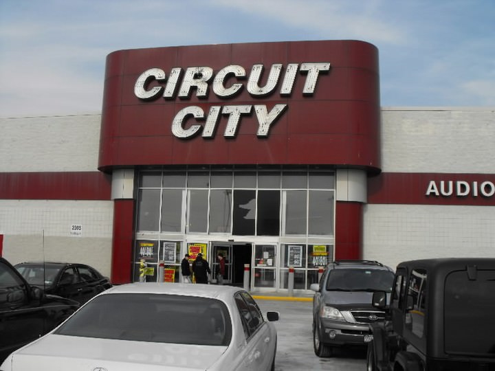 Remember When Circuit City Closed In 2009? Signs In The Store Signaled Price Cuts Of Up To 90 Percent, But Popular Items Were Gone. Now Home To Dick'S Sporting Goods, 2009.