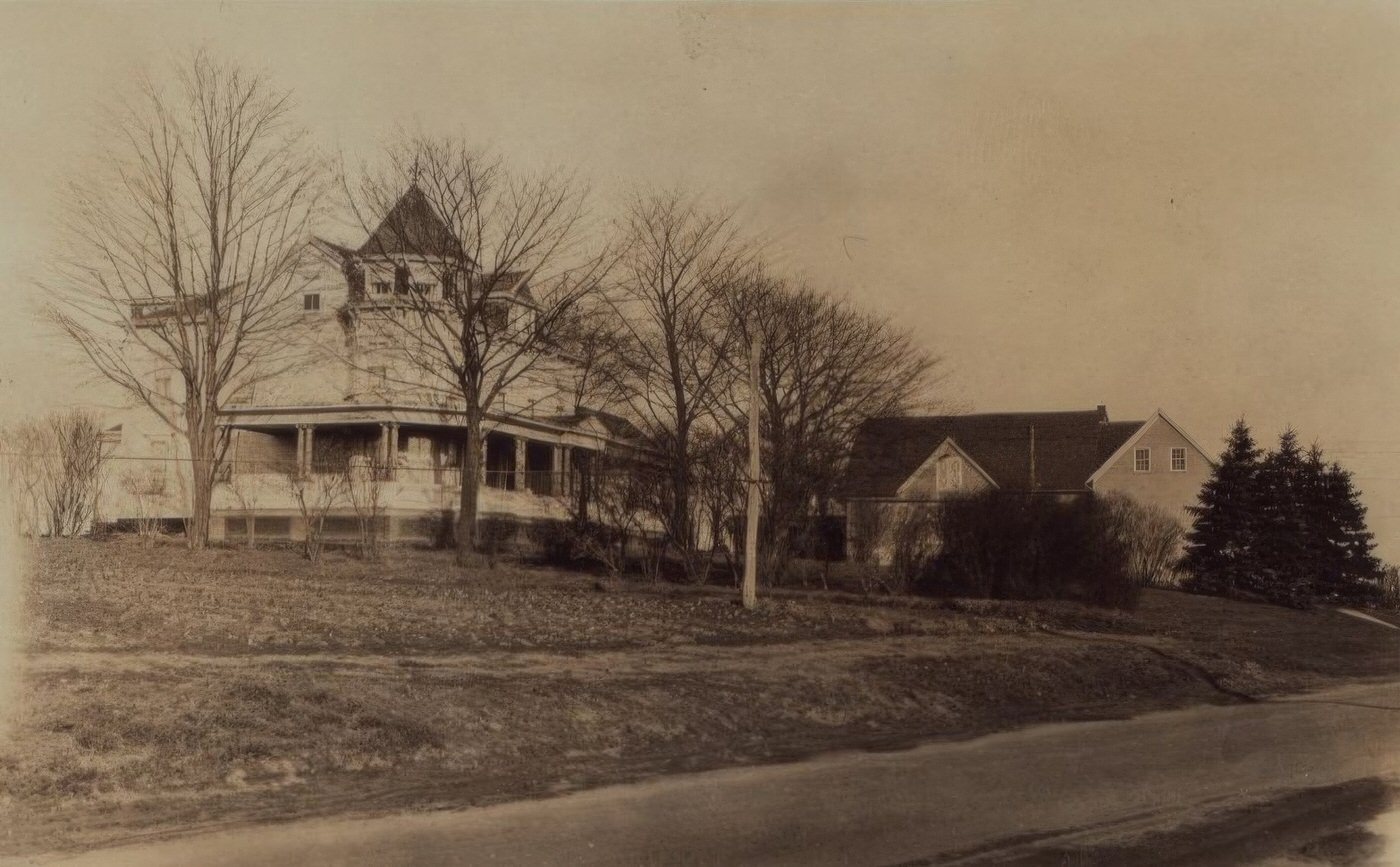Pidgeon Meadow Road And Burndale Lane, Queens, 1900S.