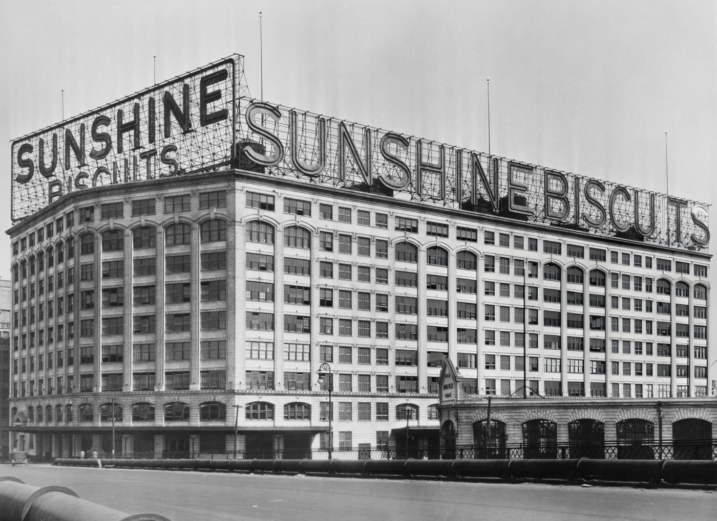 The 'Thousand Window' Sunshine Biscuits Bakery At Thomson Avenue And Skillman Avenue, Long Island City, Queens, 1920S.