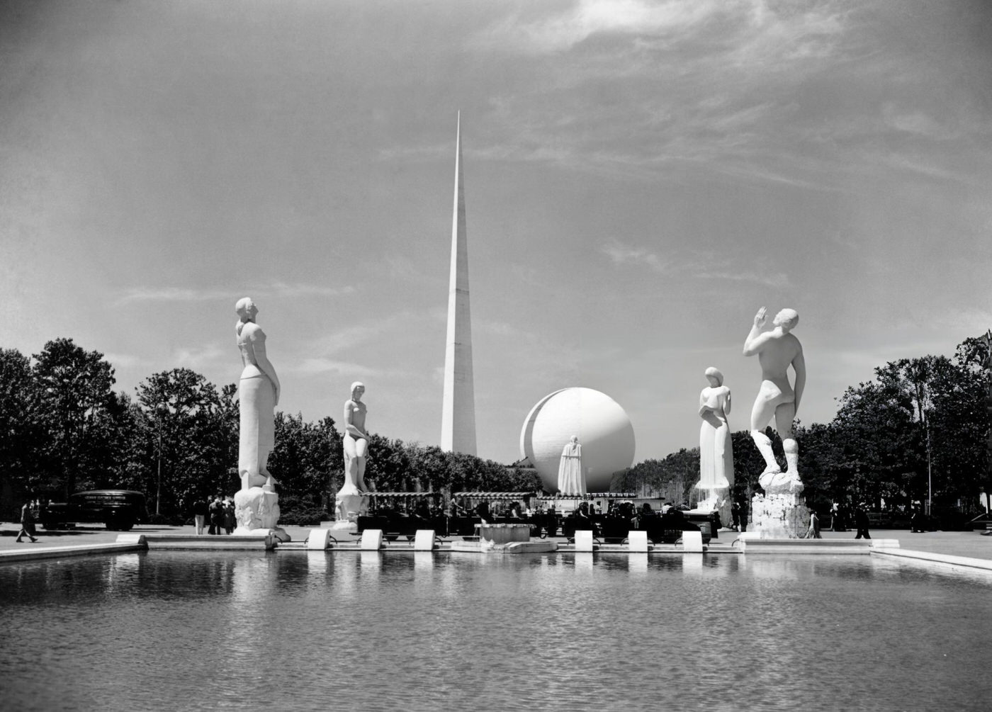 Constitution Mall With The Perisphere And Trylon Tower Obelisk, New York World'S Fair, 1939.