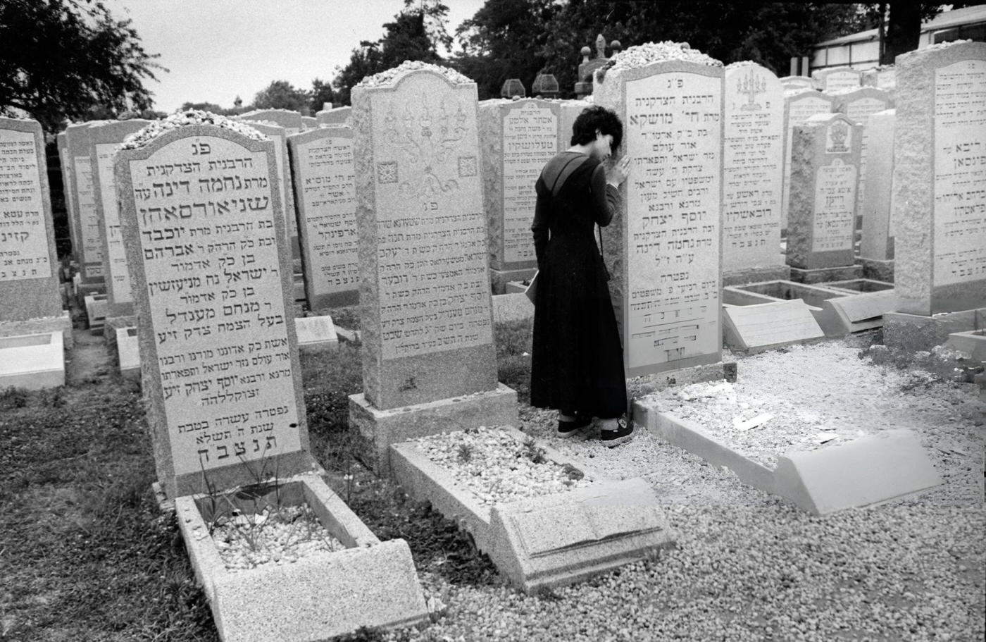 A Lubavitch Woman Prays At The Grave Site Of Chaya, The Grand Rebbe Schneerson'S Wife, In Springfield Gardens, Queens, 1998.