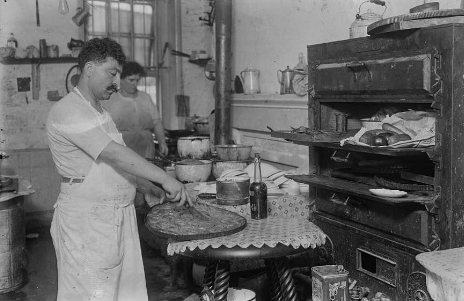 A Cheff Cutting A Pie, 1913