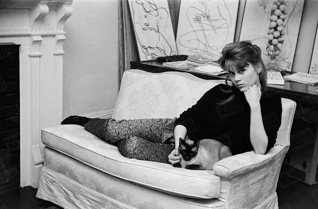 Jane Fonda With Her Siamese Cat In Her New York Apartment, November 1959.