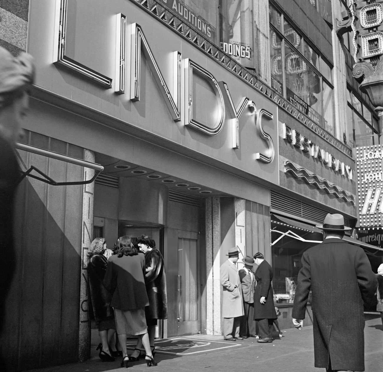 New Yorkers Wait In Front Of Lindy'S Restaurant, 1947.