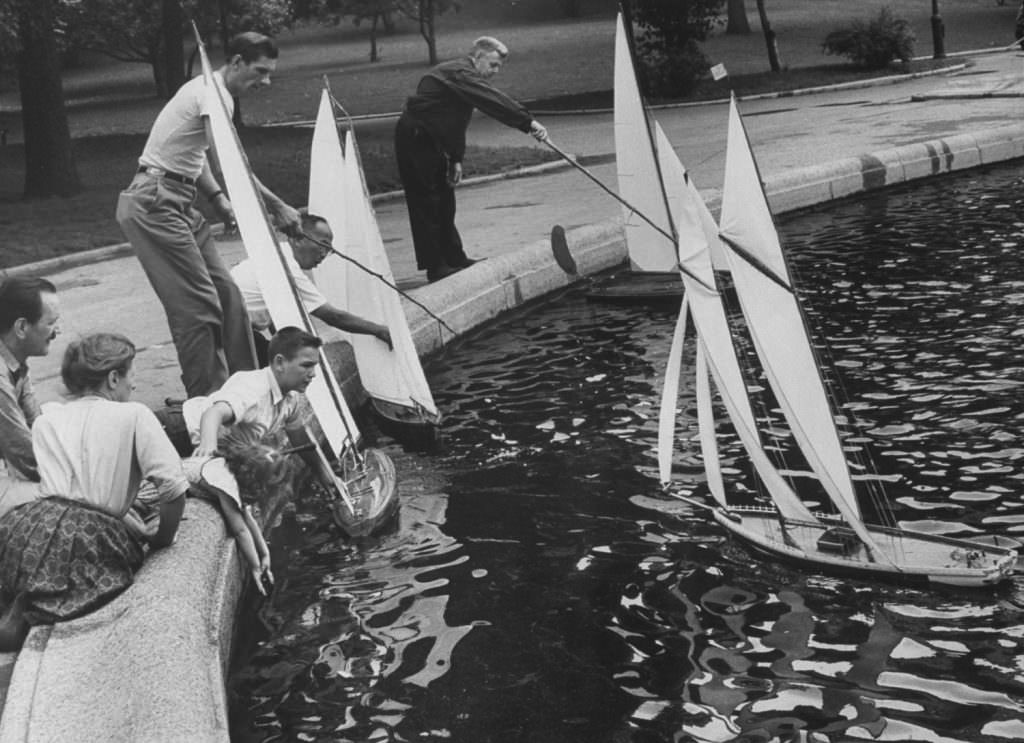 Everyday Life In Central Park In The Summer Of 1961 Through Vintage Photos