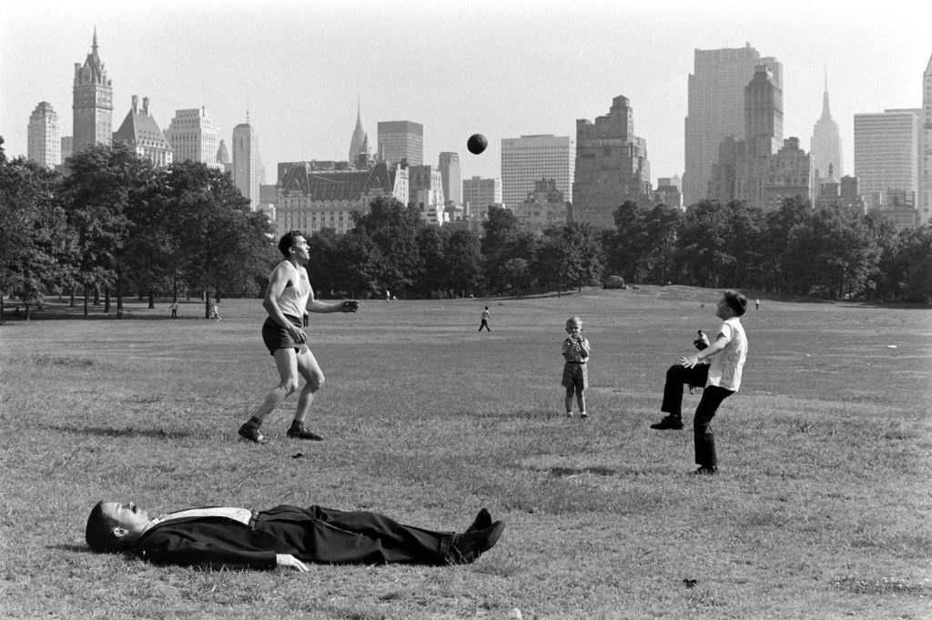 Everyday Life In Central Park In The Summer Of 1961 Through Vintage Photos