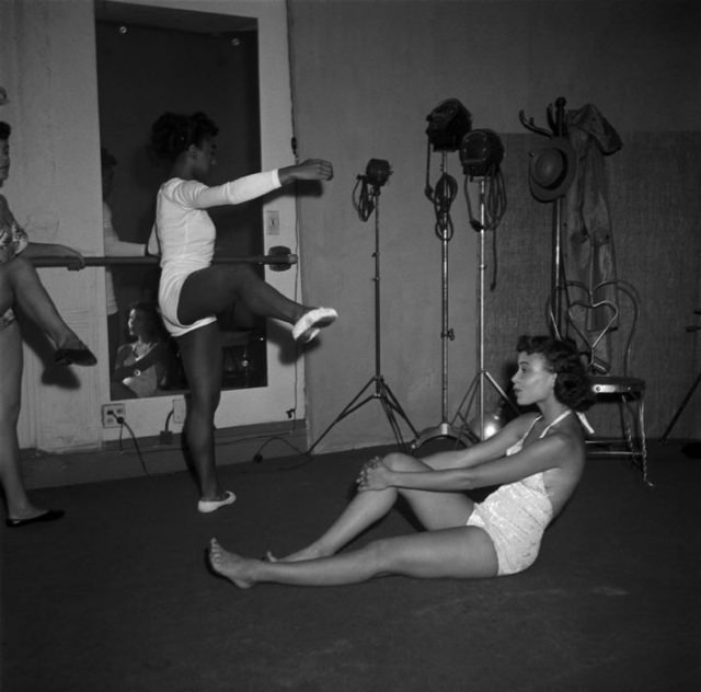 Harlem'S Hidden Fashion Scene: Eve Arnold'S Candid Photographs Of Black Beauty And Style In 1950