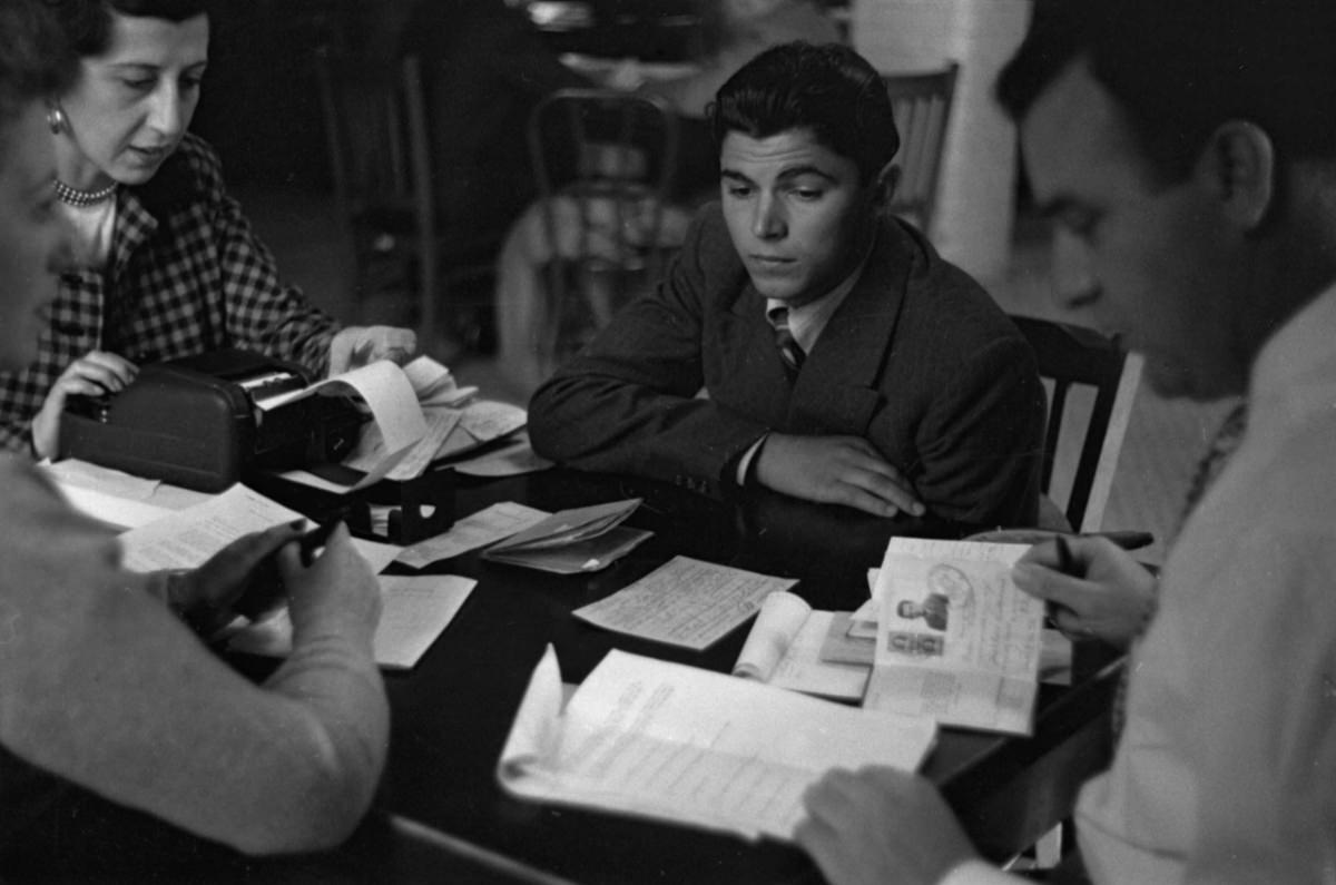 Immigrants At Ellis Island In 1950: A Glimpse Into The Final Years Of A Historic Gateway