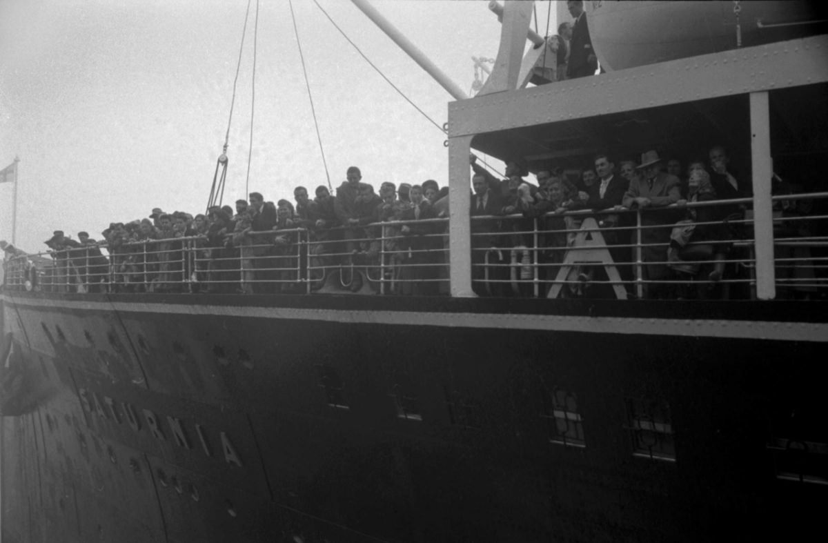 Immigrants At Ellis Island In 1950: A Glimpse Into The Final Years Of A Historic Gateway