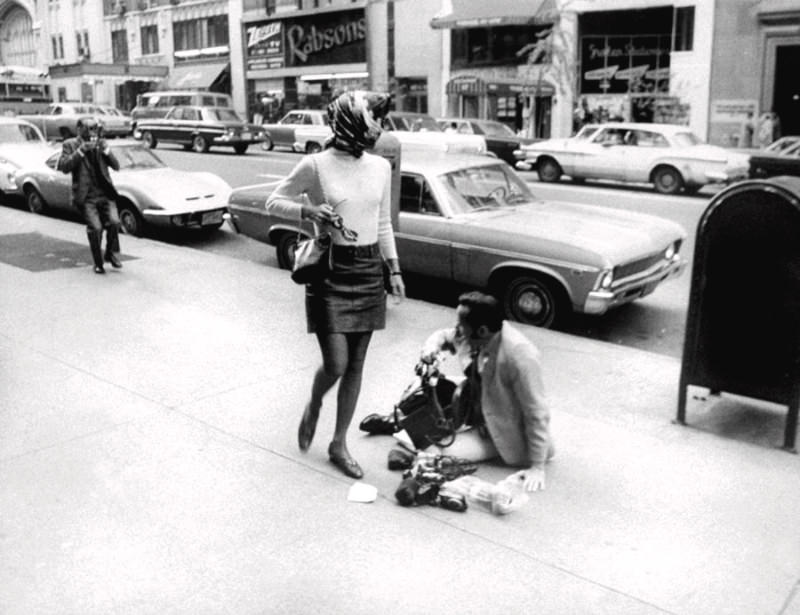 When Jackie Kennedy Flipped Down A Paparazzi On A Manhattan Sidewalk For Taking Pictures, 1969