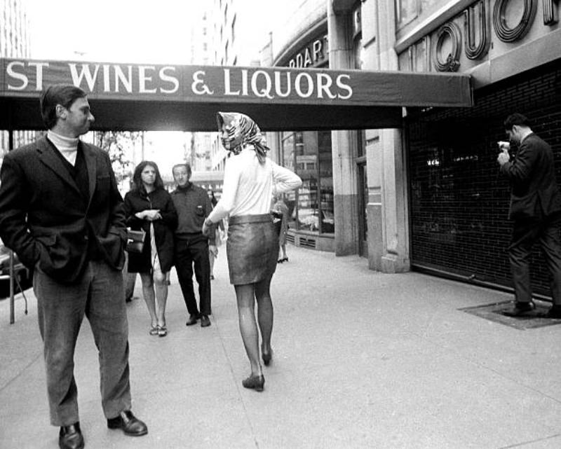 When Jackie Kennedy Flipped Down A Paparazzi On A Manhattan Sidewalk For Taking Pictures, 1969