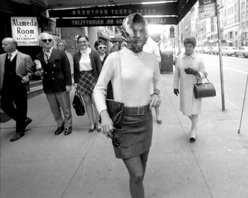 When Jackie Kennedy Flipped Down A Paparazzi On A Manhattan Sidewalk For Taking Pictures, 1969