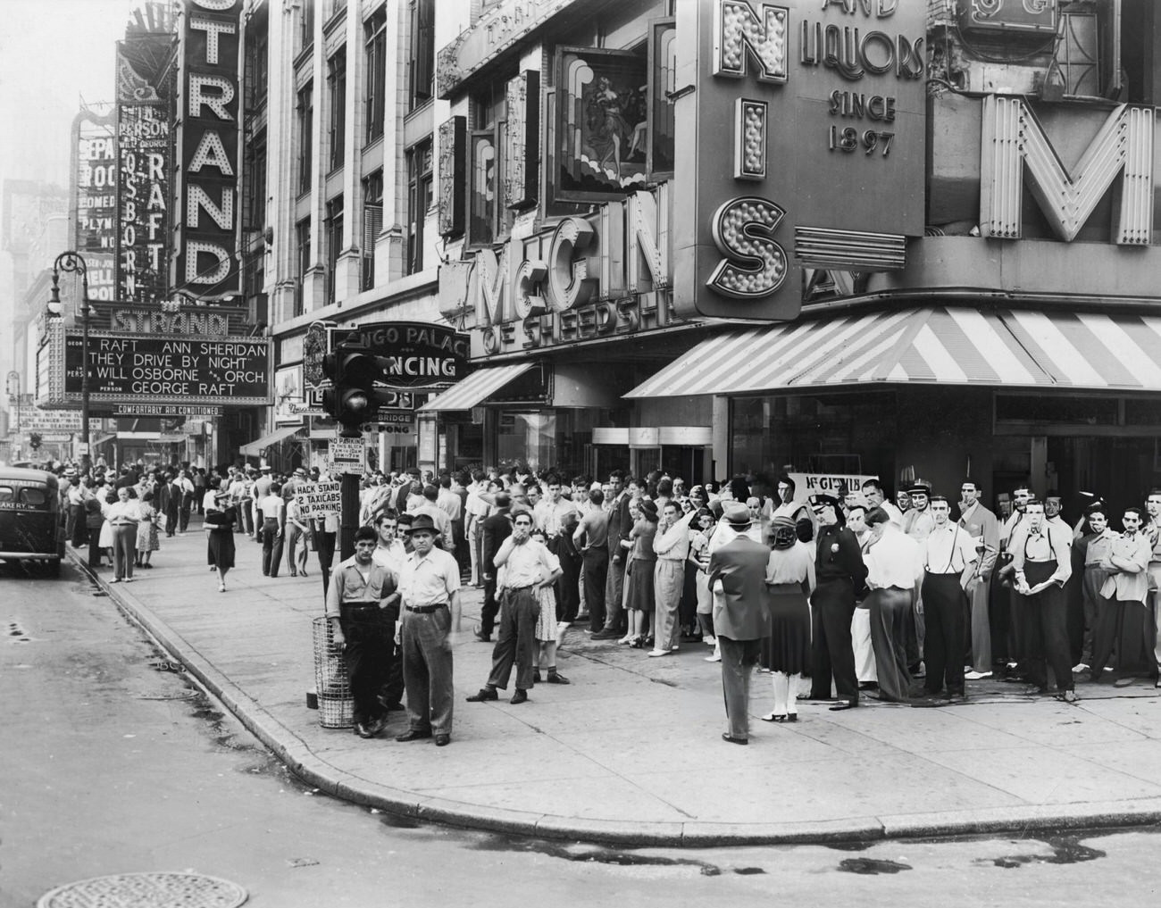 Moviegoers Queue Up Outside The Strand Theater In Times Square, 1940S.