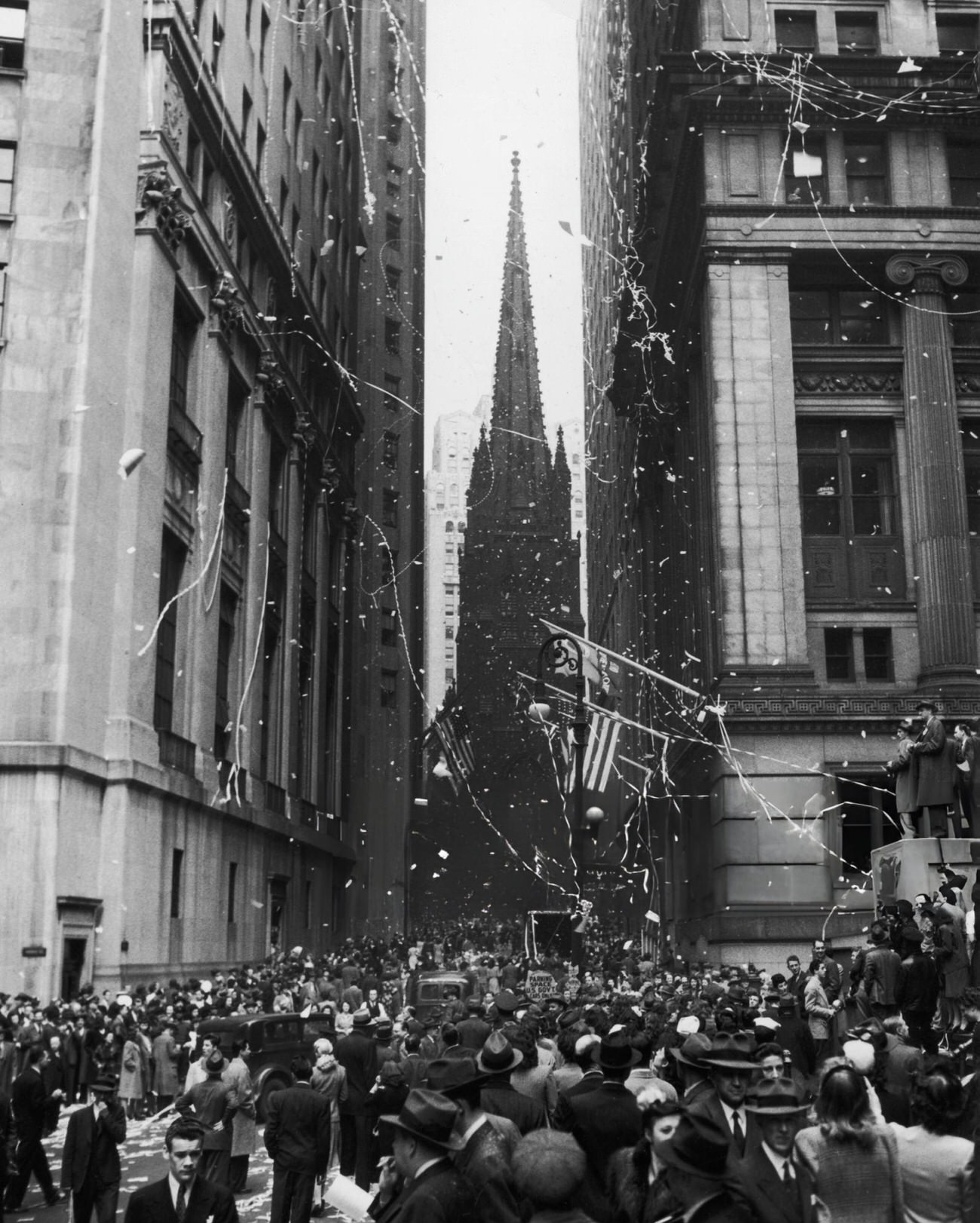 The Corner Of Wall Street And Nassau Street In New York City During The Ve Day Celebrations, 1945.