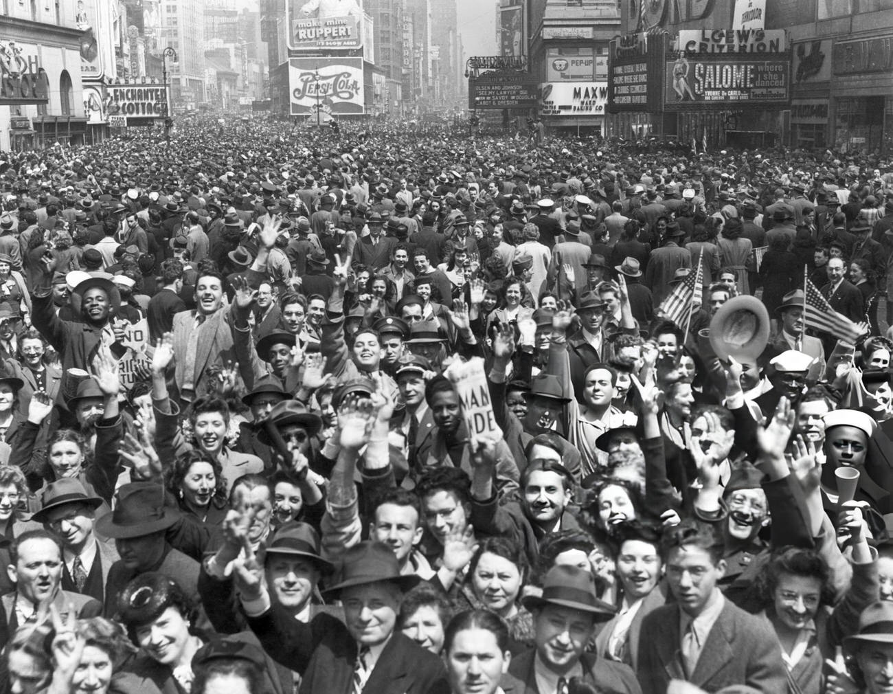 An Enormous Crowd In Times Square, New York, During The Ve Day (Victory In Europe) Celebration At The End Of World War Ii, 1945.