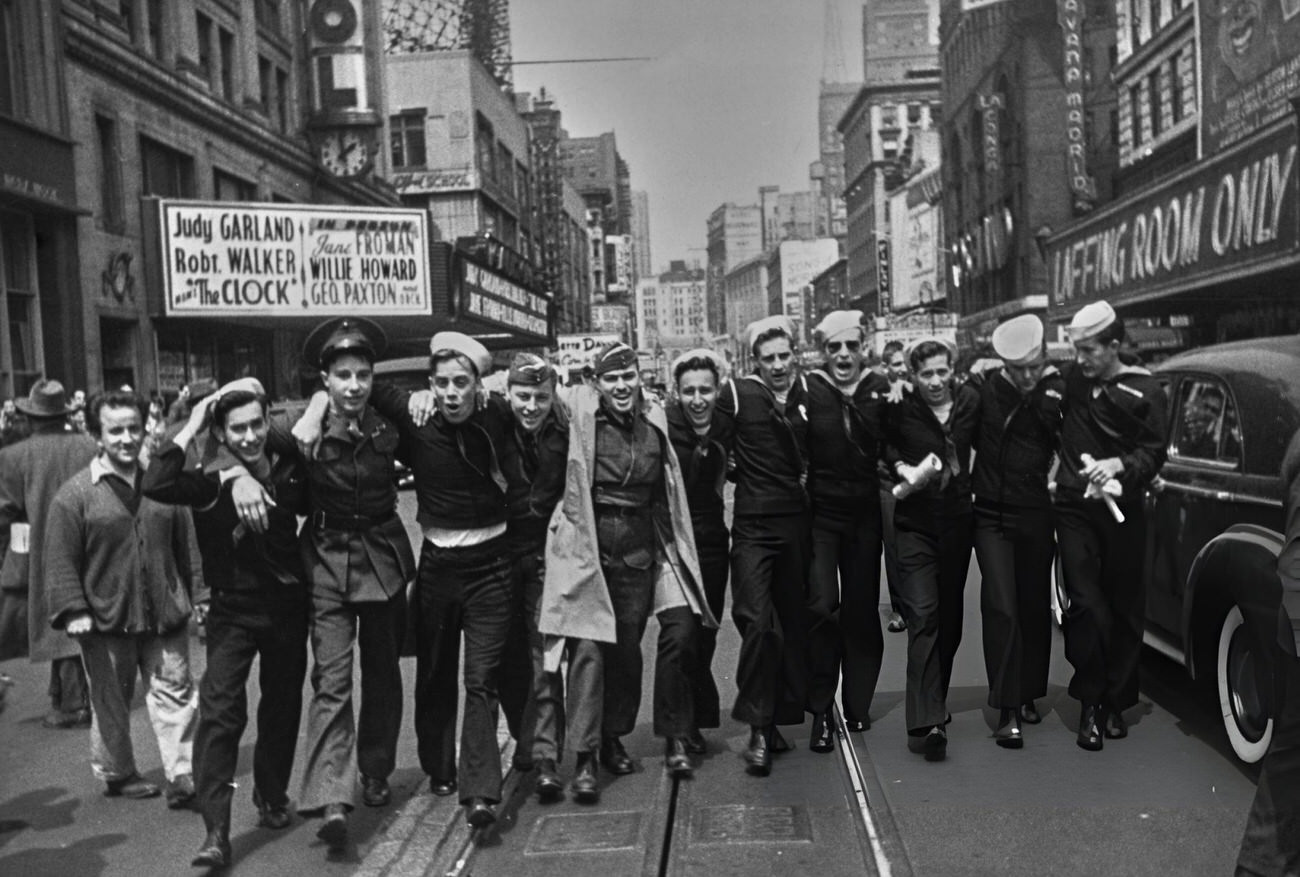 Soldiers And Sailors Of The Us Military During The Victory In Europe Celebrations, At The End Of The Second World War, In Times Square, Midtown Manhattan, New York City, 1945.