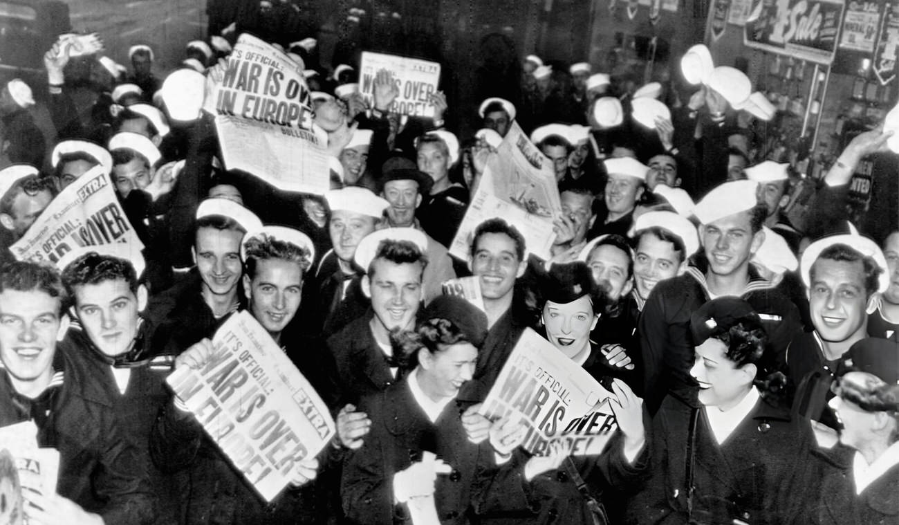 A Crowd Of U.s. Navy Sailors And Waves Celebrate The Surrender Of Germany On A New York Street, 1945.