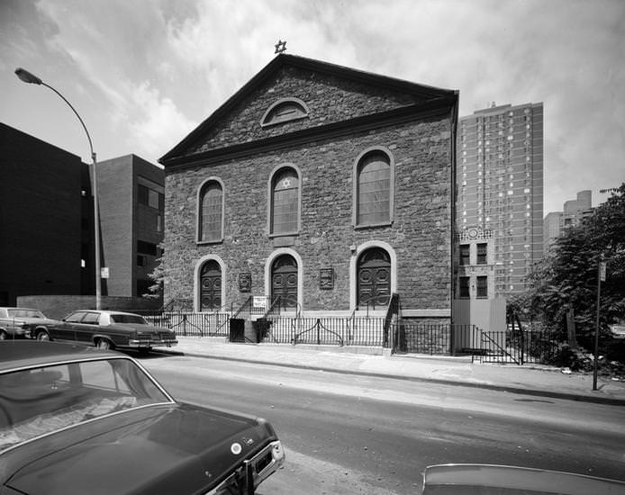 Bialystoker Synagogue at 7-13 Bialystoker Place/Willett Street, 1977.