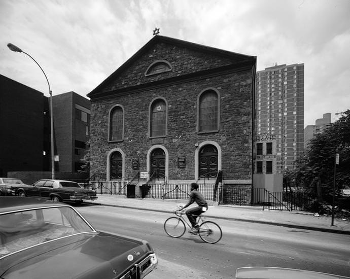 Bialystoker Synagogue at 7-13 Bialystoker Place/Willett Street, 1977.