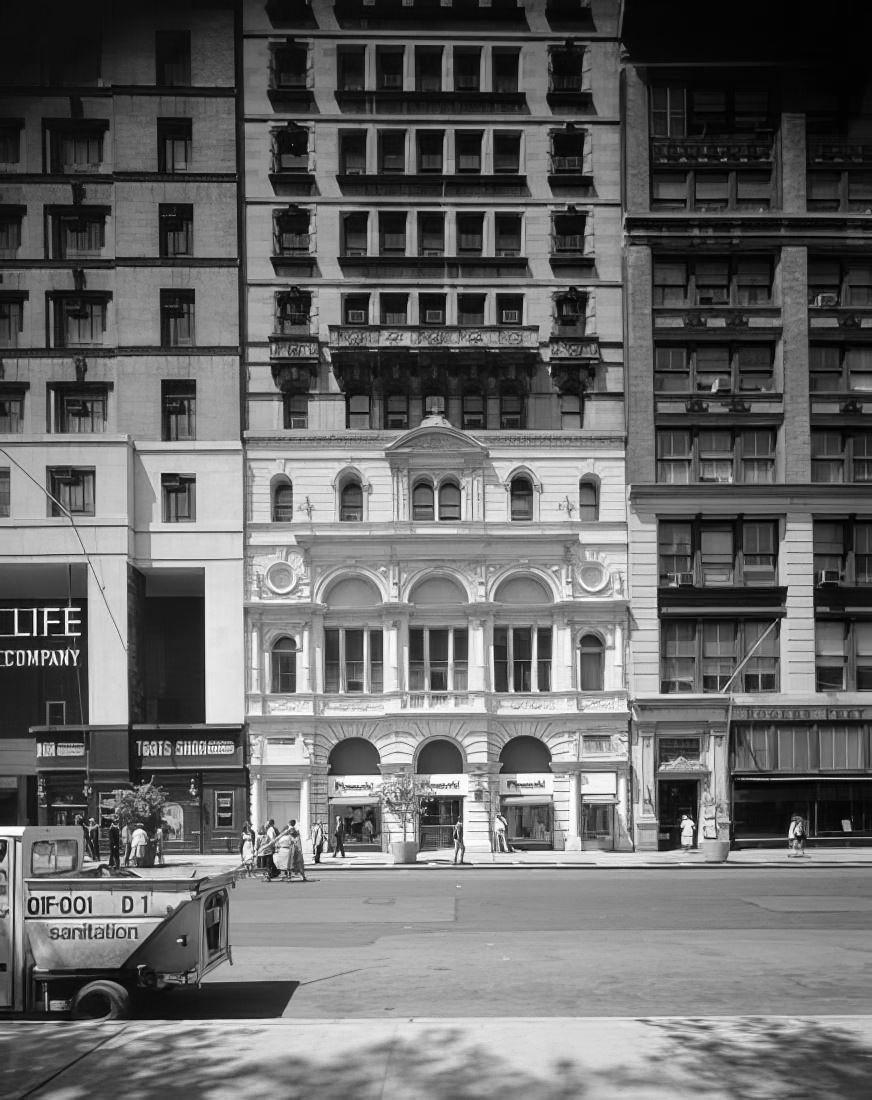 Home Life Insurance Building at 253-256 Broadway, 1977.