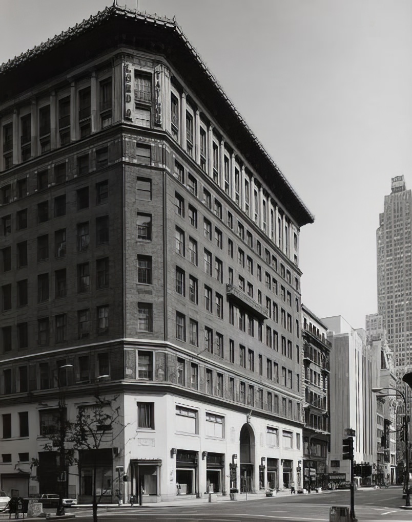 Lord & Taylor, 424 Fifth Avenue, with 500 Fifth Avenue in background, 1971