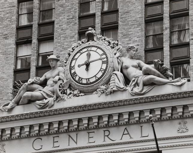 Clock and sculpture on the Helmsley Building, 230 Park Avenue, 1971