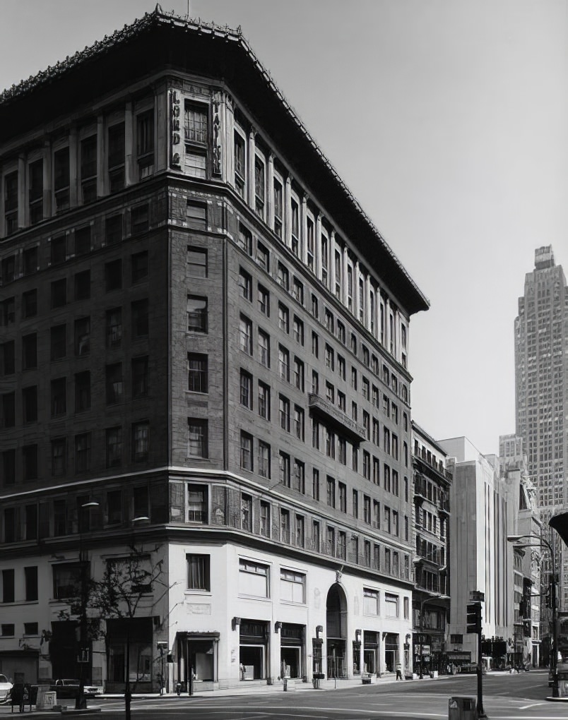 Lord & Taylor, 424 Fifth Avenue, with 500 Fifth Avenue in background, 1971