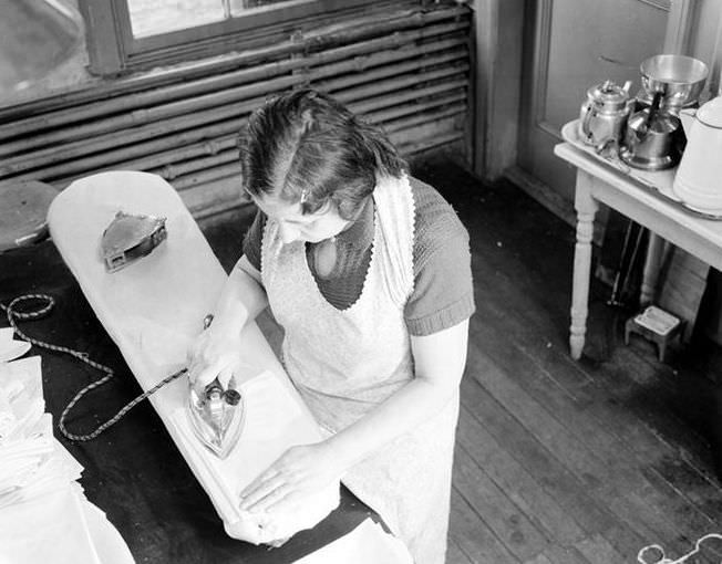 Ironing on 10th Avenue and 36th Street, 1937.