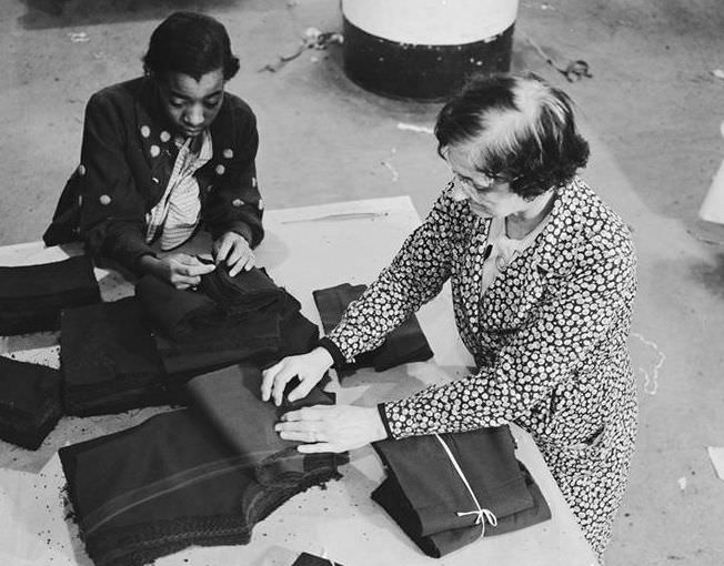 Folding Clothes on 10th Avenue and 36th Street, 1937.