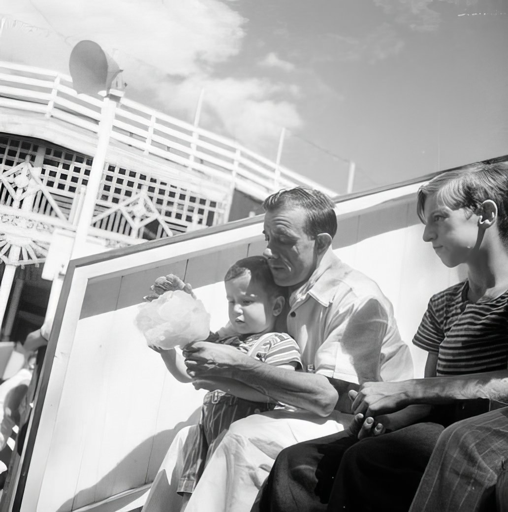 Steeplechase – People on the beach, 1939.