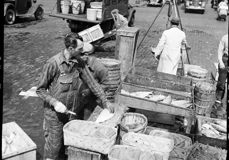 Fulton Fish Market, cleaning fish, 1938.